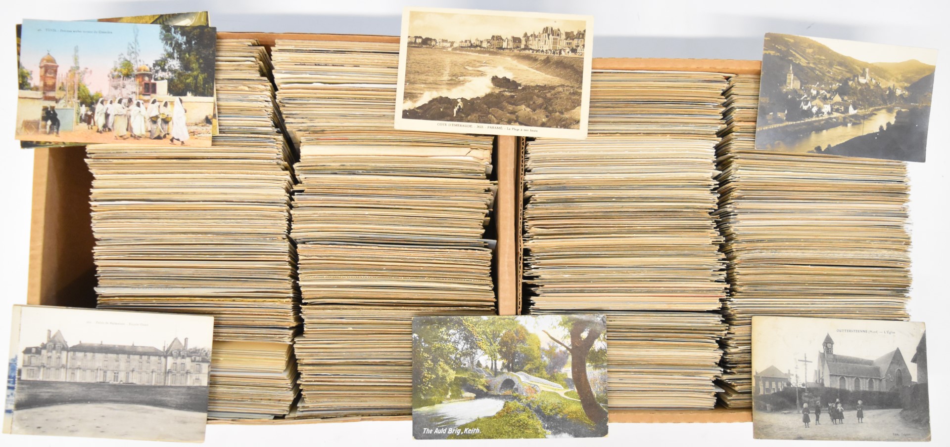 Approximately 1800 early 20thC and later topographical postcards, mostly relating to overseas