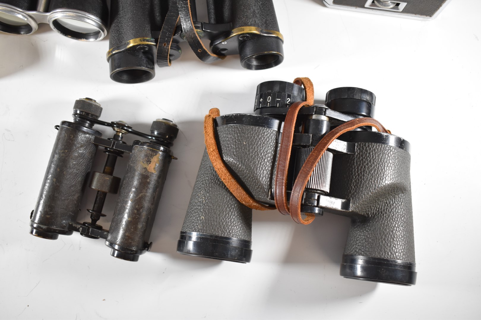 Eight various pairs of binoculars to include Swift 8.5 x 44, Dollond opera or horse glasses, bone - Image 5 of 11