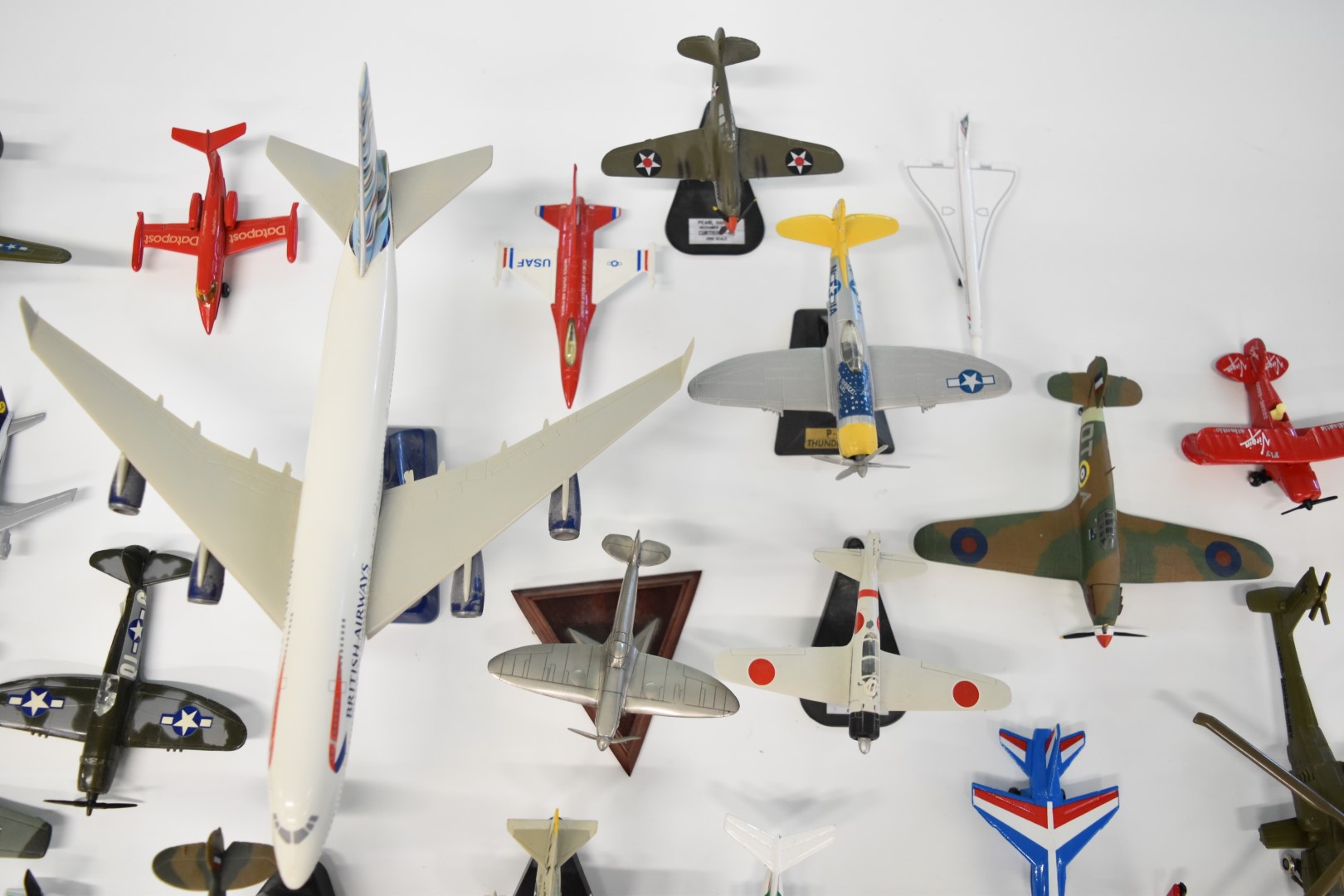 A collection of diecast and snap-fit model aircraft to include Matchbox, Corgi, Etrl etc - Image 6 of 10