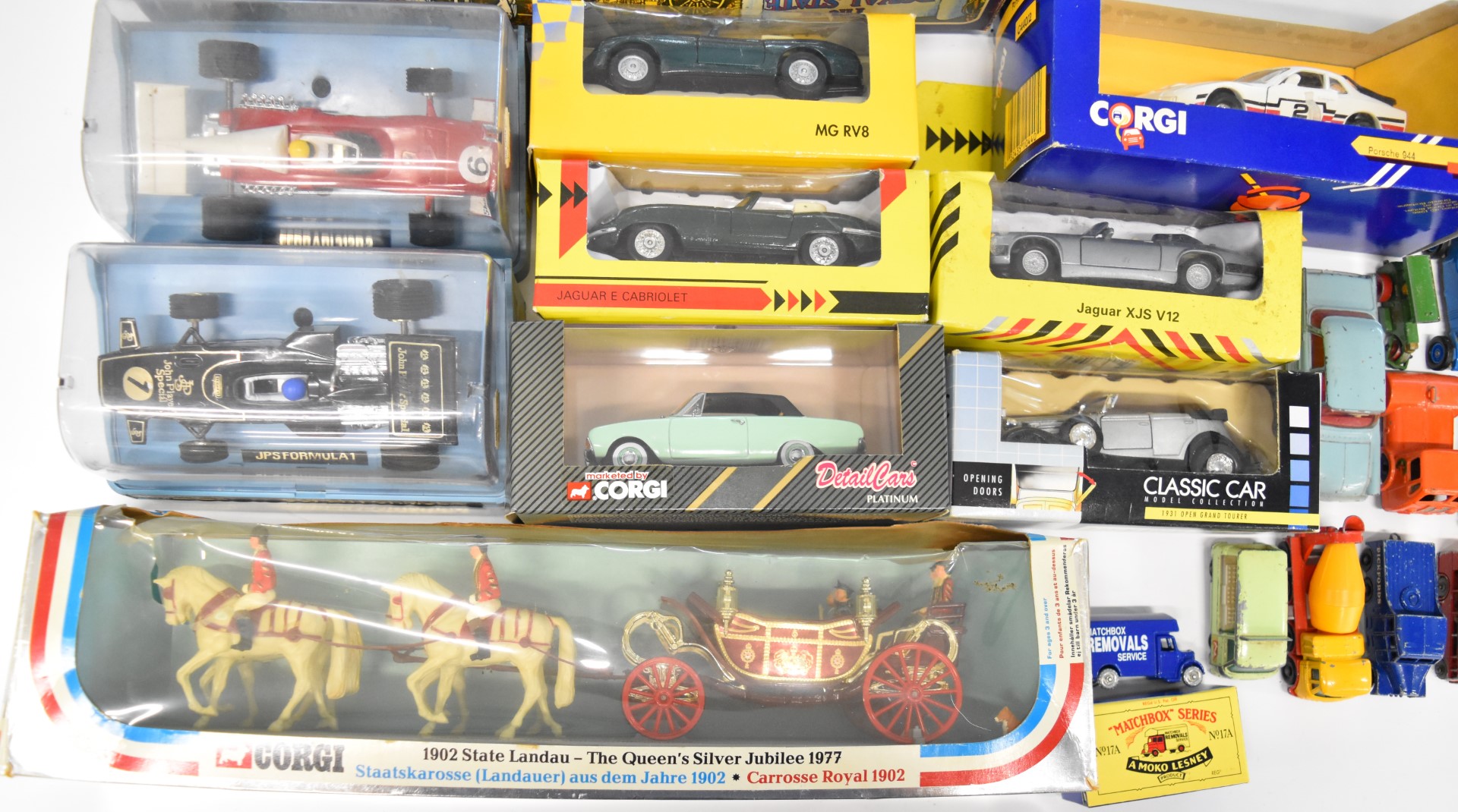 A collection of loose and boxed diecast model cars including Corgi, Dinky, Lesney Matchbox and - Image 5 of 7