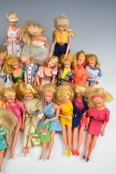 Twenty-five Mattel Barbie dolls of various ages together with a collection of original clothing - Image 5 of 5