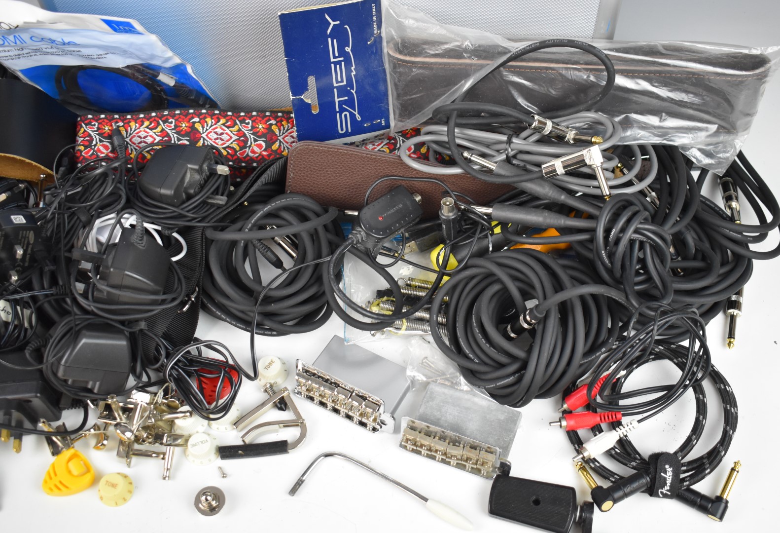 Guitar leads, parts and accessories, including Fender and Levis straps - Image 3 of 4