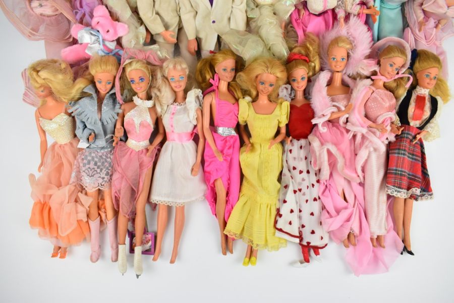 Twenty Mattel Barbie and Ken dolls, mostly dating to the 1980's, with original clothing and - Image 4 of 4