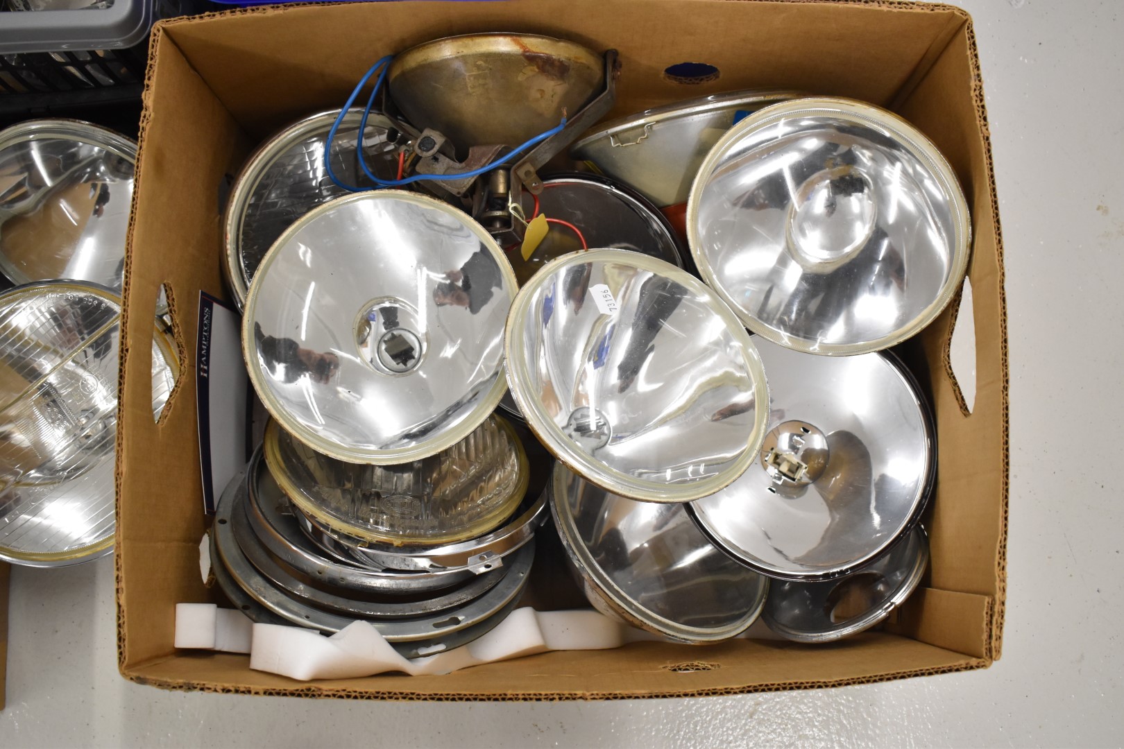 Large collection of Lucas, Hella, Bosch, Lumax and Butlers classic car and similar headlamp, spot - Image 2 of 5