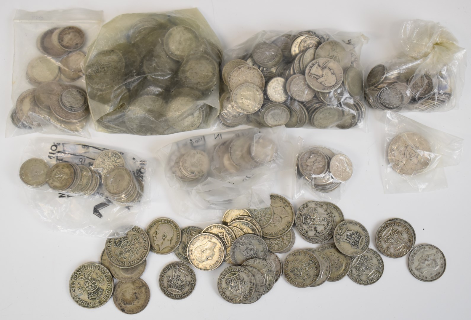 Approximately 1450g of largely pre-1947 silver coinage, includes some USA, Canada and South Africa
