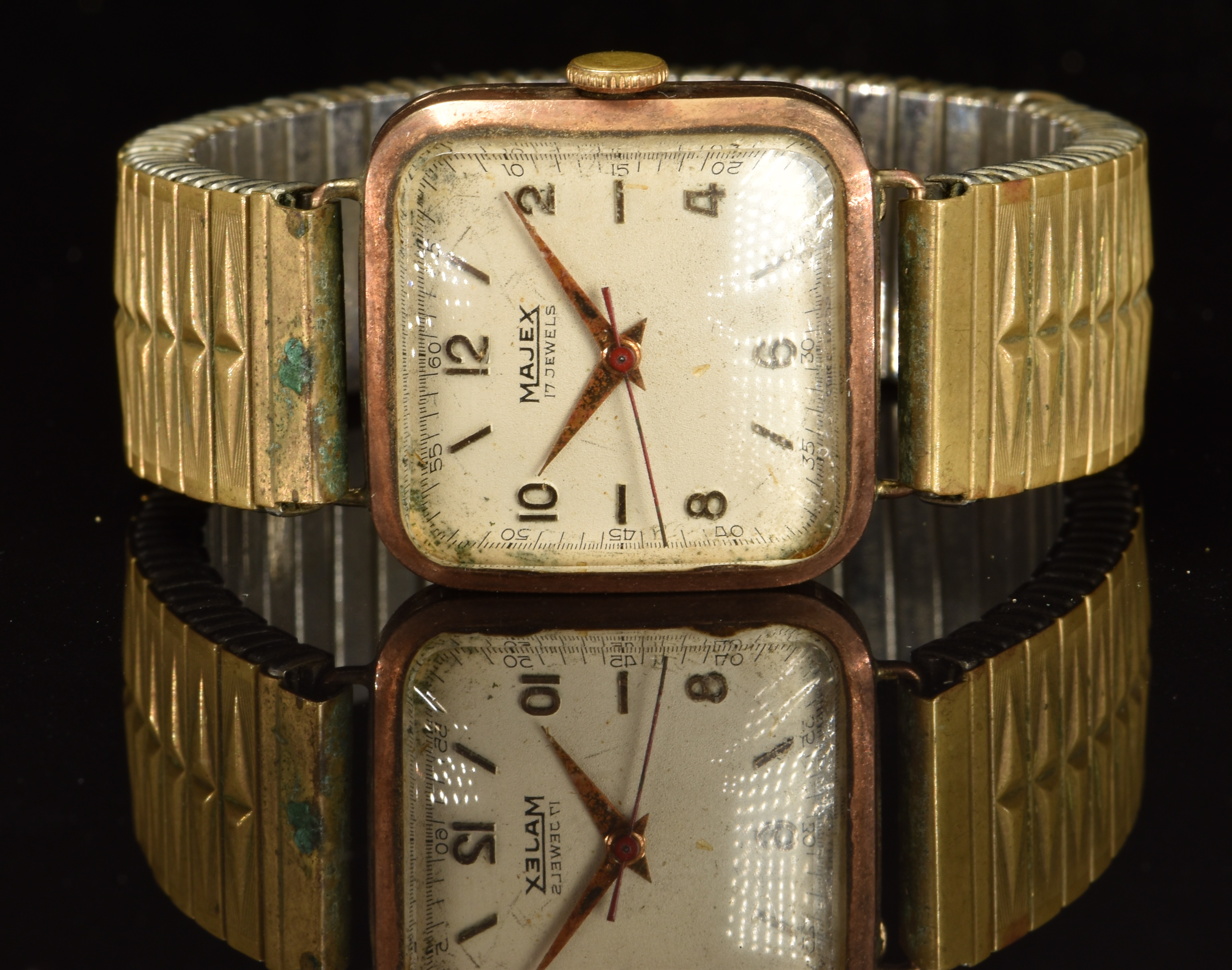 Majex 9ct gold gentleman's wristwatch with gold hands and Arabic numerals, cream dial, red centre - Image 2 of 3