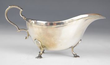 Walker & Hall Elizabeth II hallmarked silver gravy or sauce boat, Birmingham 1966, length 14.5cm,