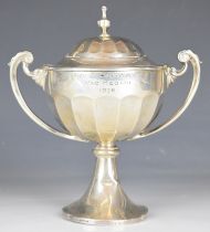 Goldsmiths & Silversmiths Co Ltd George V hallmarked silver twin handled covered trophy cup,