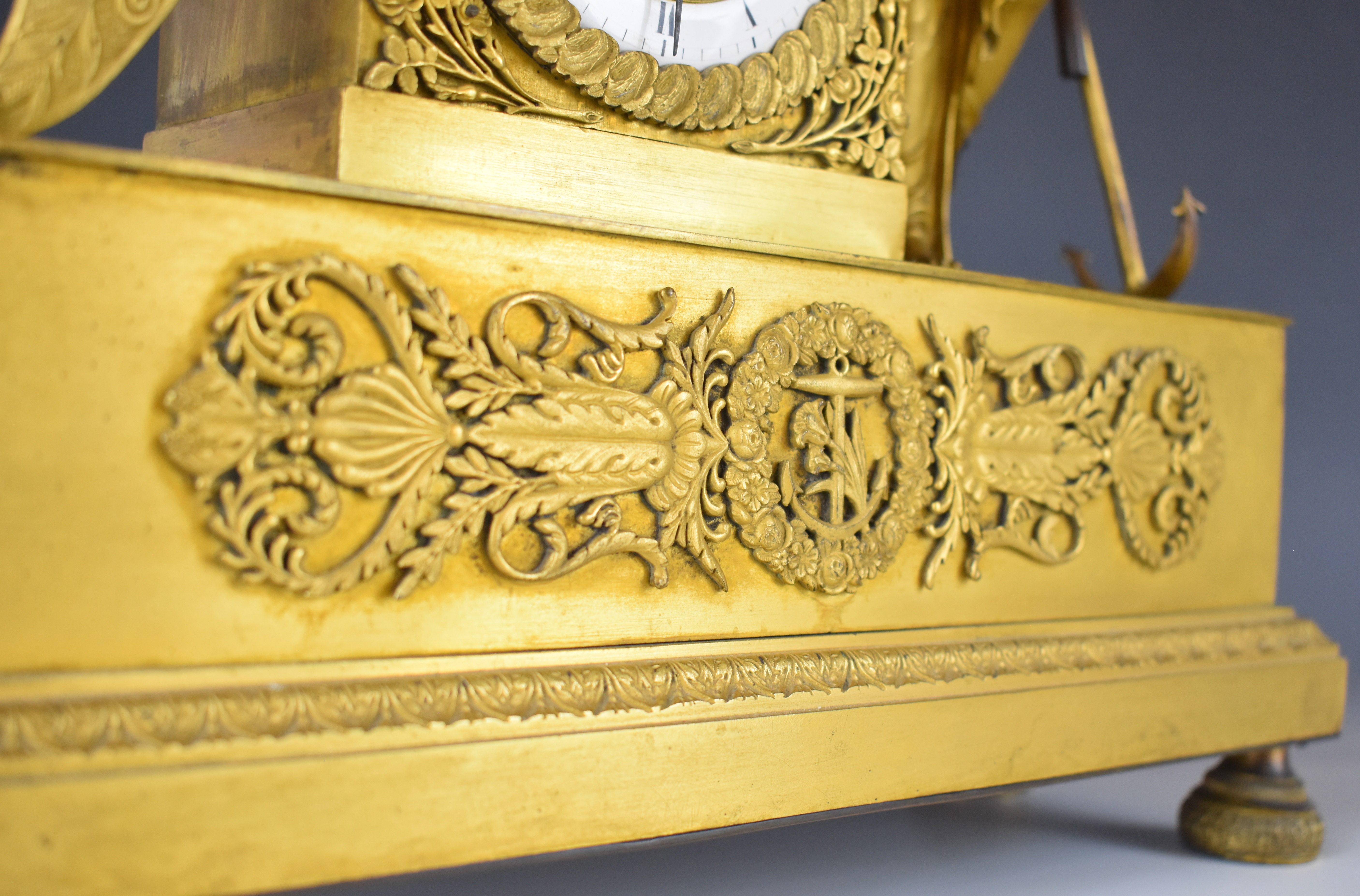 19thC gilt metal figural mantel clock with Cupid hanging beneath a bower, the two train movement - Image 4 of 12