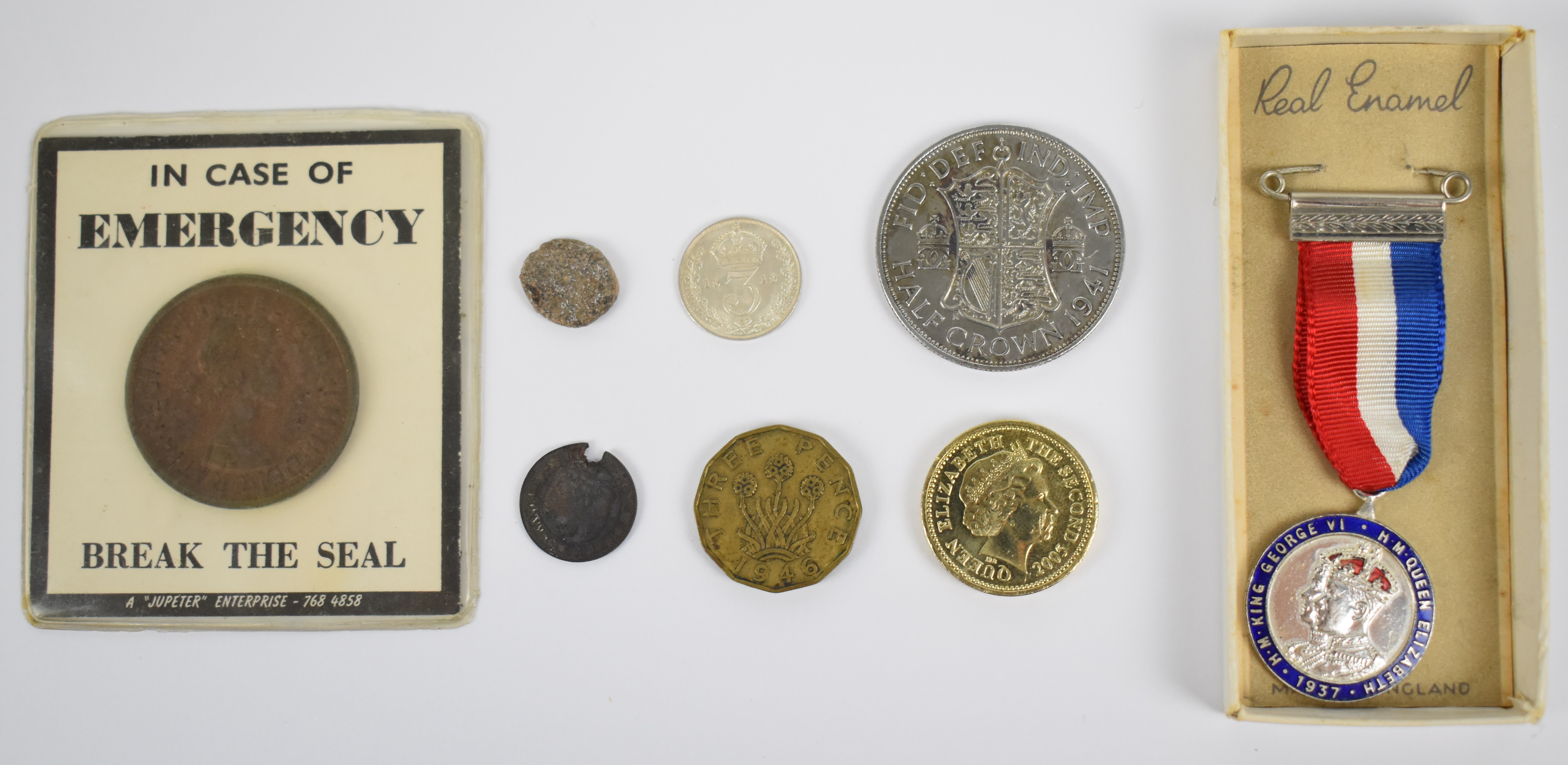 Small collection of coins etc to include low mintage 1946 threepence, 1941 half crown, 1919 silver - Image 3 of 4