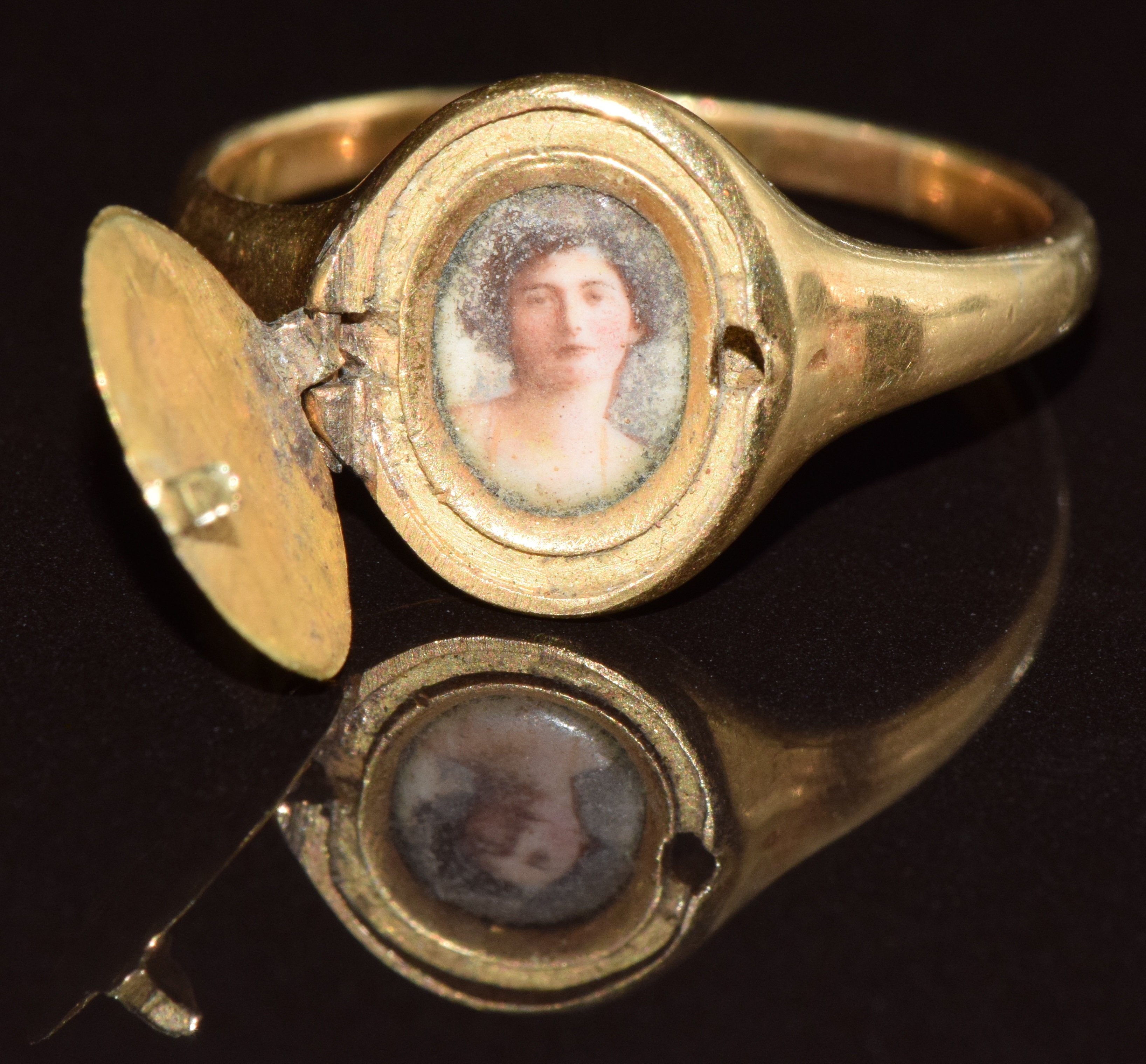 Victorian 18ct gold signet ring with oak tree decoration with locket compartment opening to reveal a - Image 3 of 3