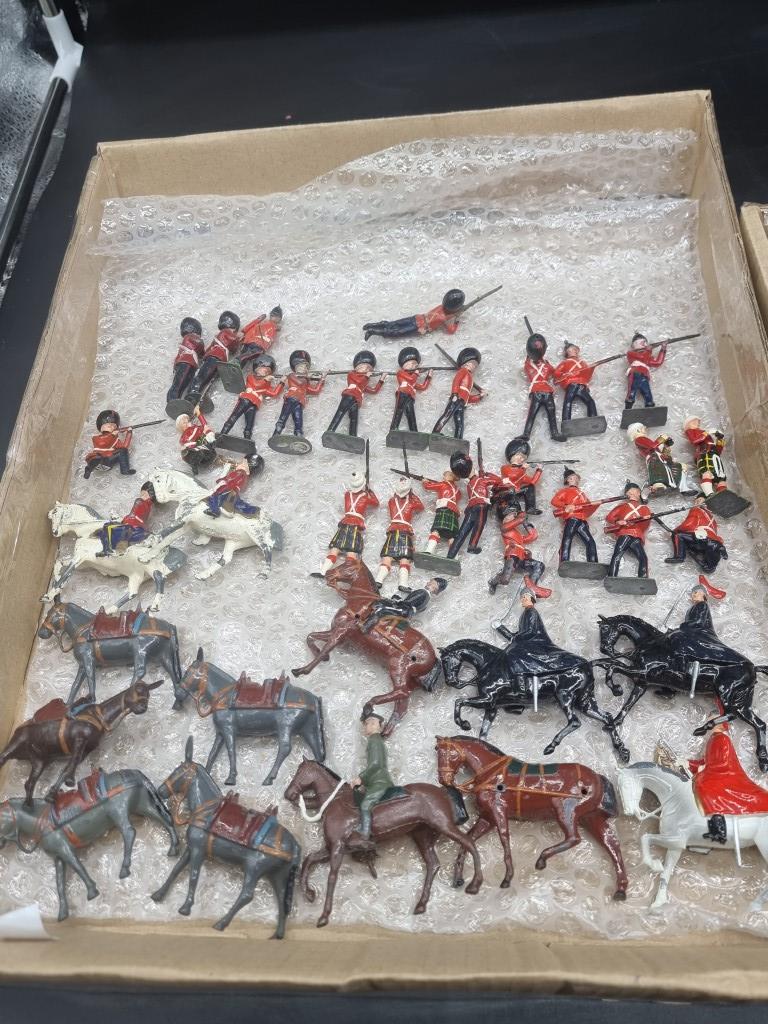 Britains: a collection in 2 trays, vintage soldiers, some mounted, various regiments, to include - Image 3 of 3