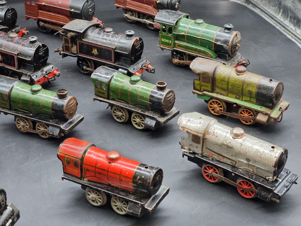Hornby: 15 various vintage locomotives, mixed condition and age. - Image 5 of 6