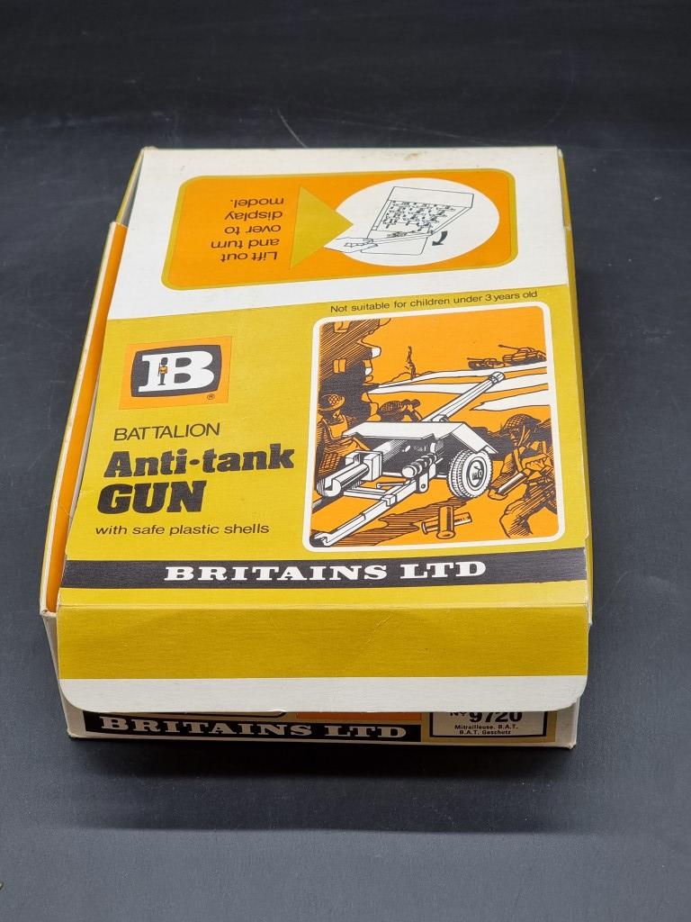 Britains: a vintage shop display box containing twelve Battalion Anti-tank Gun No.9720. - Image 4 of 4