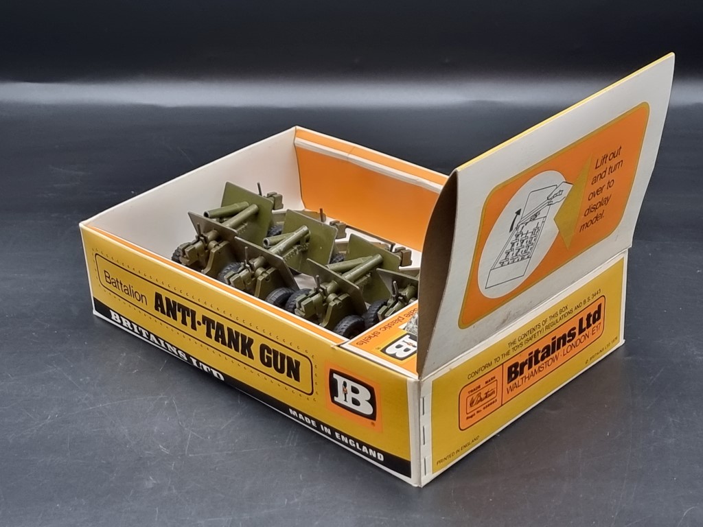 Britains: a vintage shop display box containing twelve Battalion Anti-tank Gun No.9720. - Image 3 of 4