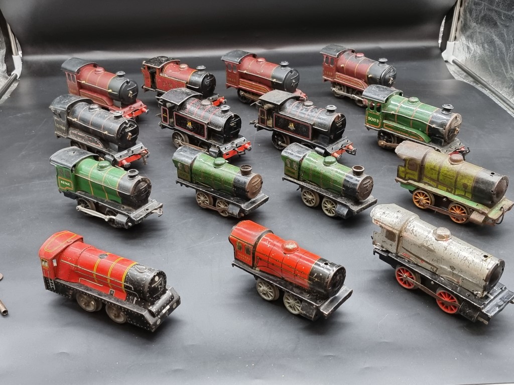 Hornby: 15 various vintage locomotives, mixed condition and age. - Image 2 of 6