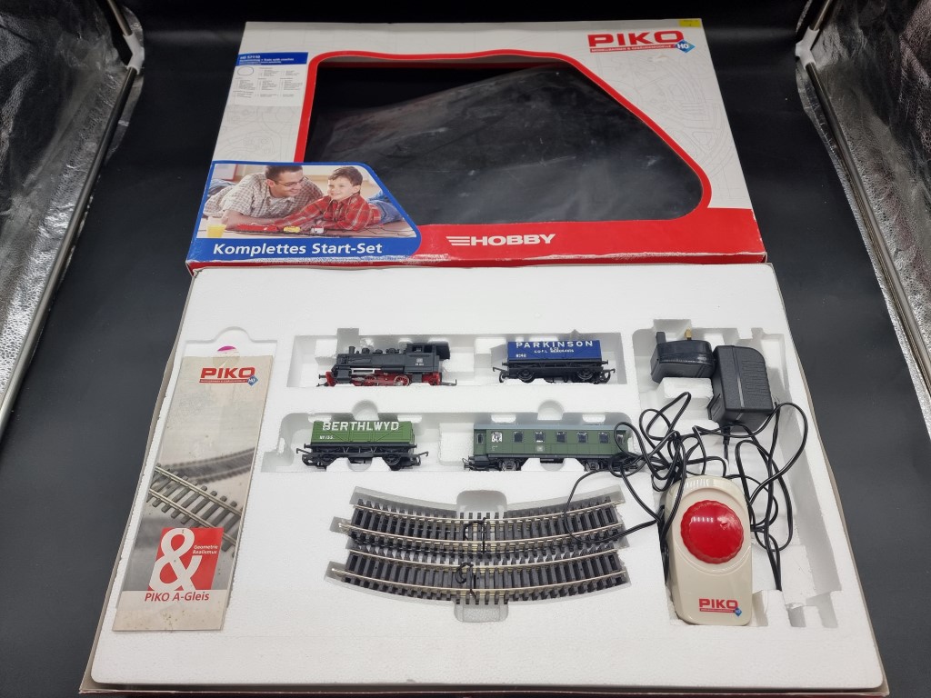 Piko: a boxed train set H0 57110; together with an incomplete Hornby OO Flying Scotsman R1072. - Image 2 of 4