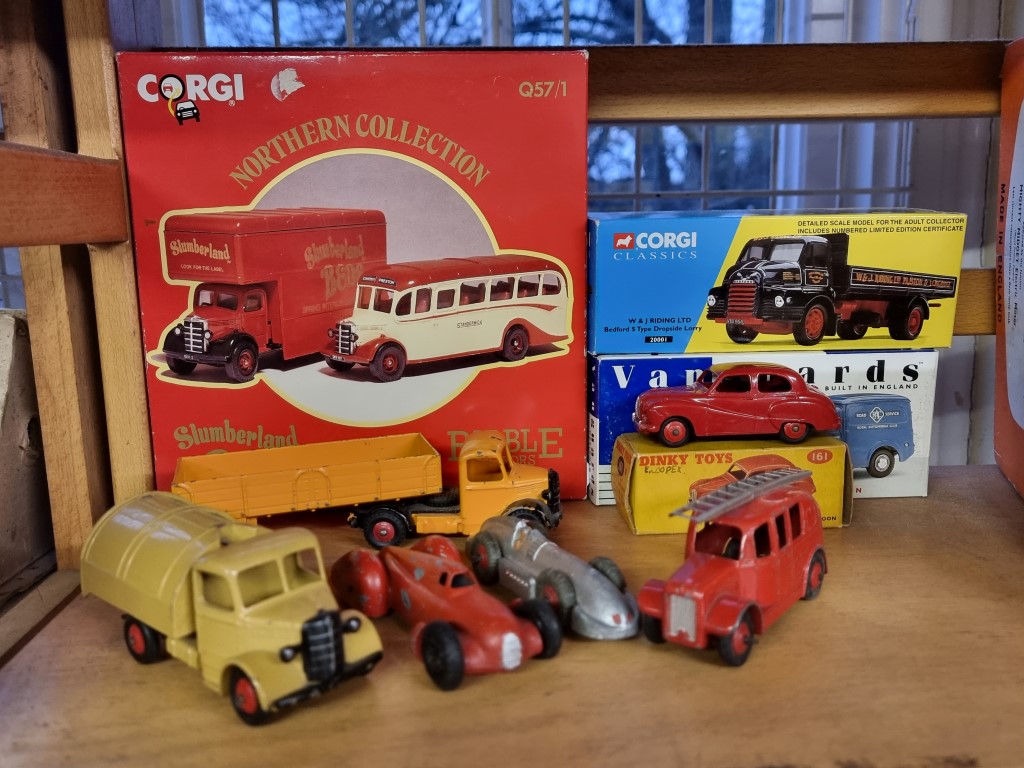 Diecast: a group of vintage diecast vehicles, to include a Dinky 161 in original box; together