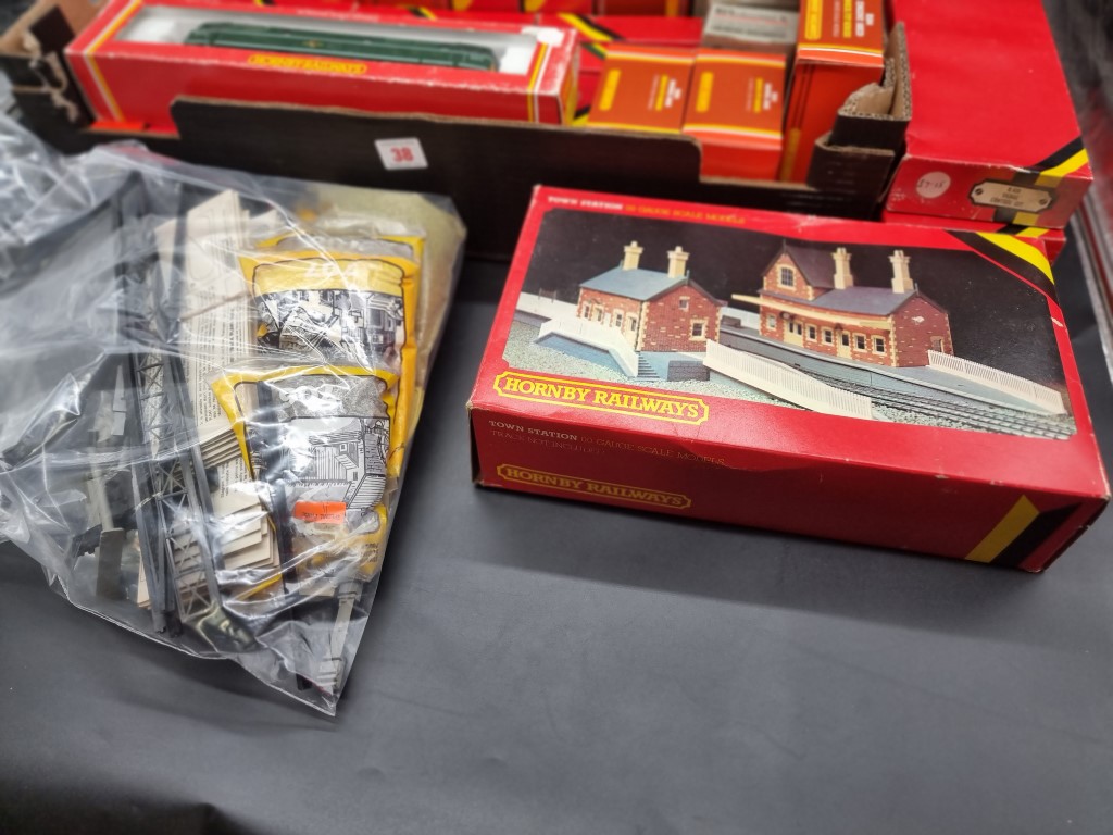 Hornby OO Gauge: a large collection of boxed Hornby items, to include buildings, track and other - Image 3 of 3