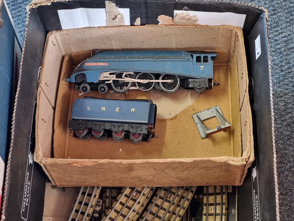 Hornby: OO gauge, a Sir Nigel Gresley locomotive and tender; a small quantity of track and five - Image 2 of 5