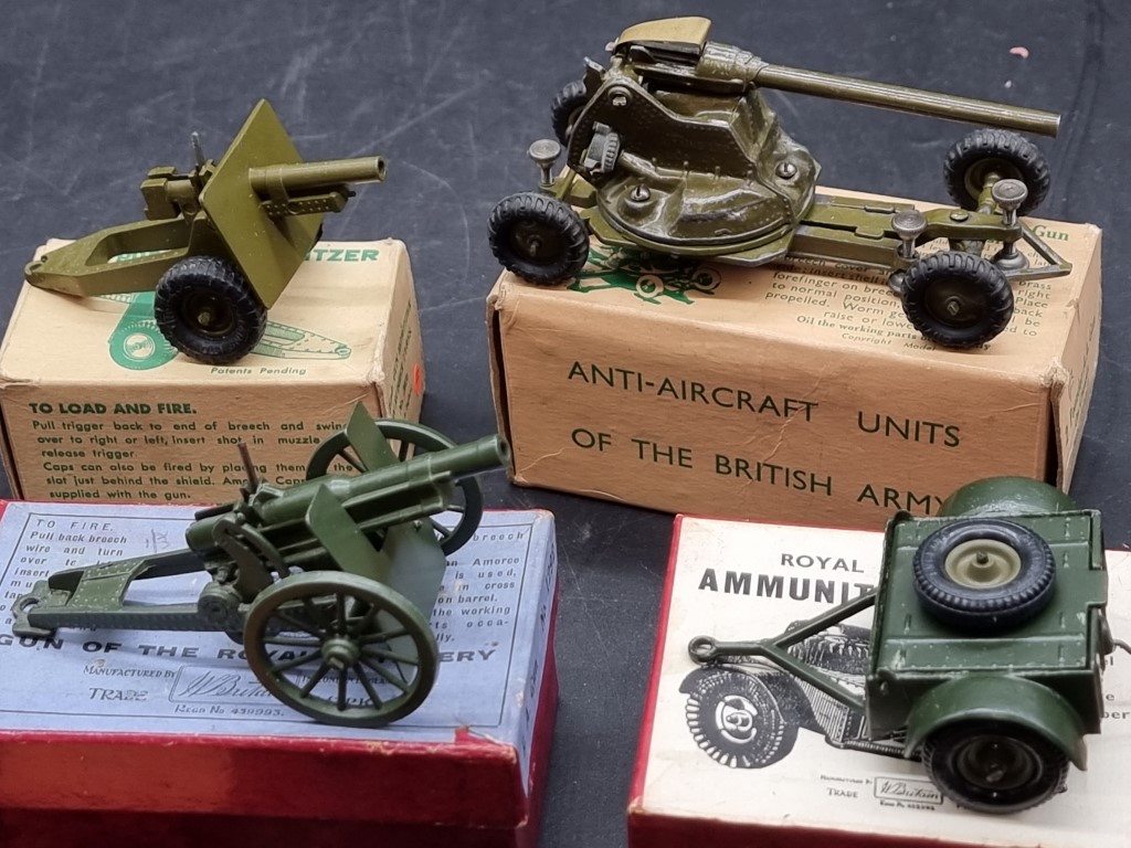Britains: a collection of vintage Britains military items, all in original boxes; to include - Image 3 of 5