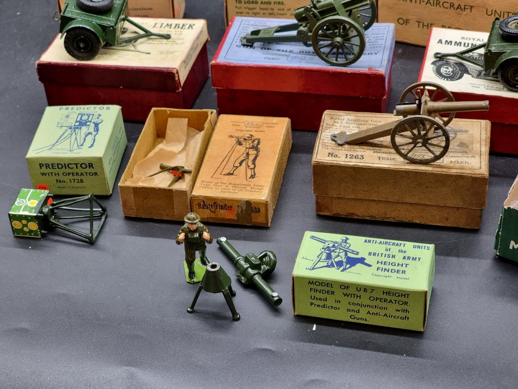 Britains: a collection of vintage Britains military items, all in original boxes; to include - Image 5 of 5