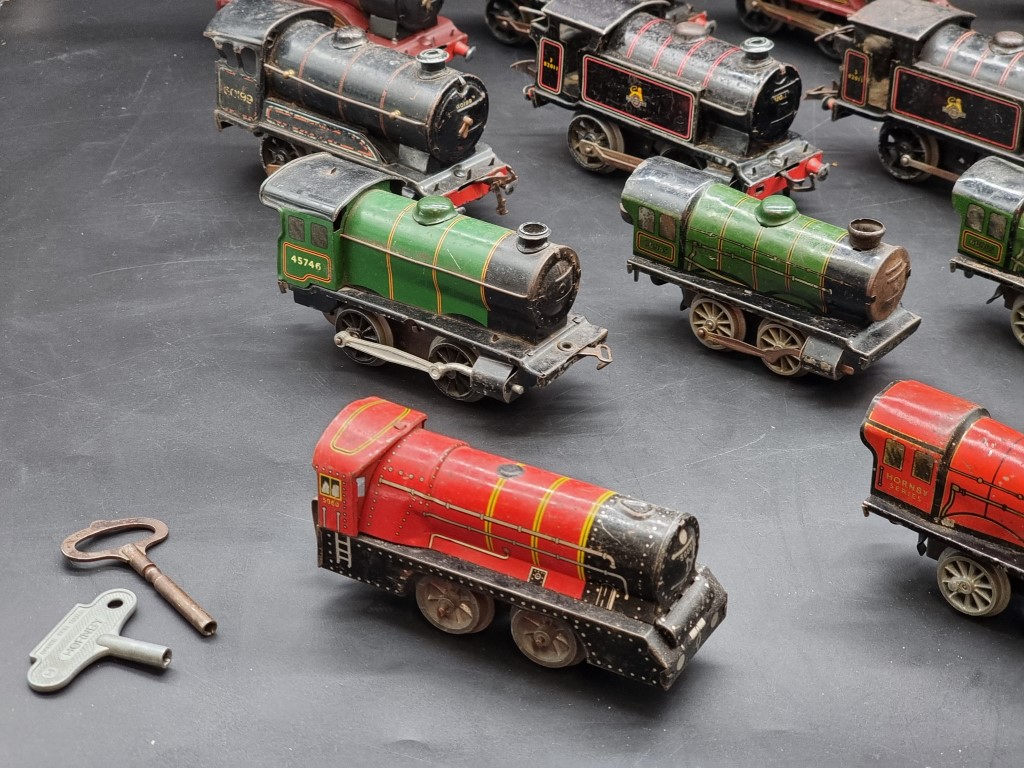 Hornby: 15 various vintage locomotives, mixed condition and age. - Image 6 of 6