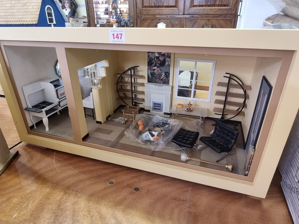 Doll's House: a single storey, one room, hacienda style doll house with a small quantity of - Image 3 of 5