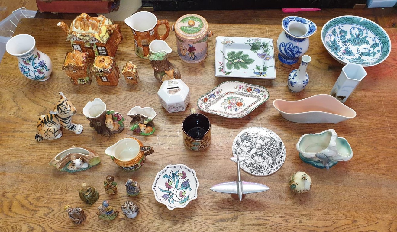 A mixed lot of ceramics.