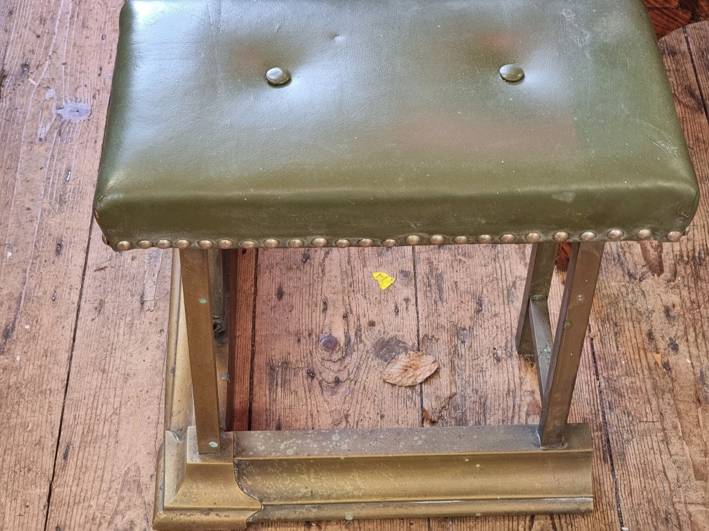 A late Victorian brass and studded green leather club fender, 40cm high x 134cm wide x 37cm deep. - Image 5 of 5