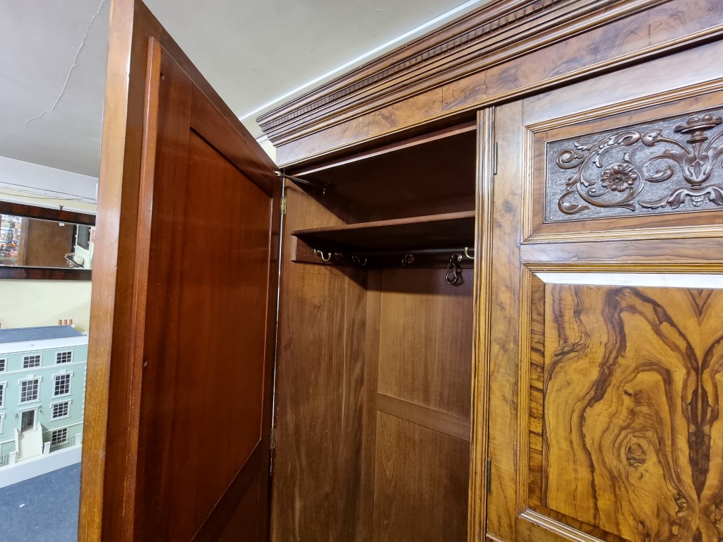 A good late Victorian figured walnut bedroom suite, comprising: a compactum style wardrobe, 195. - Image 7 of 7
