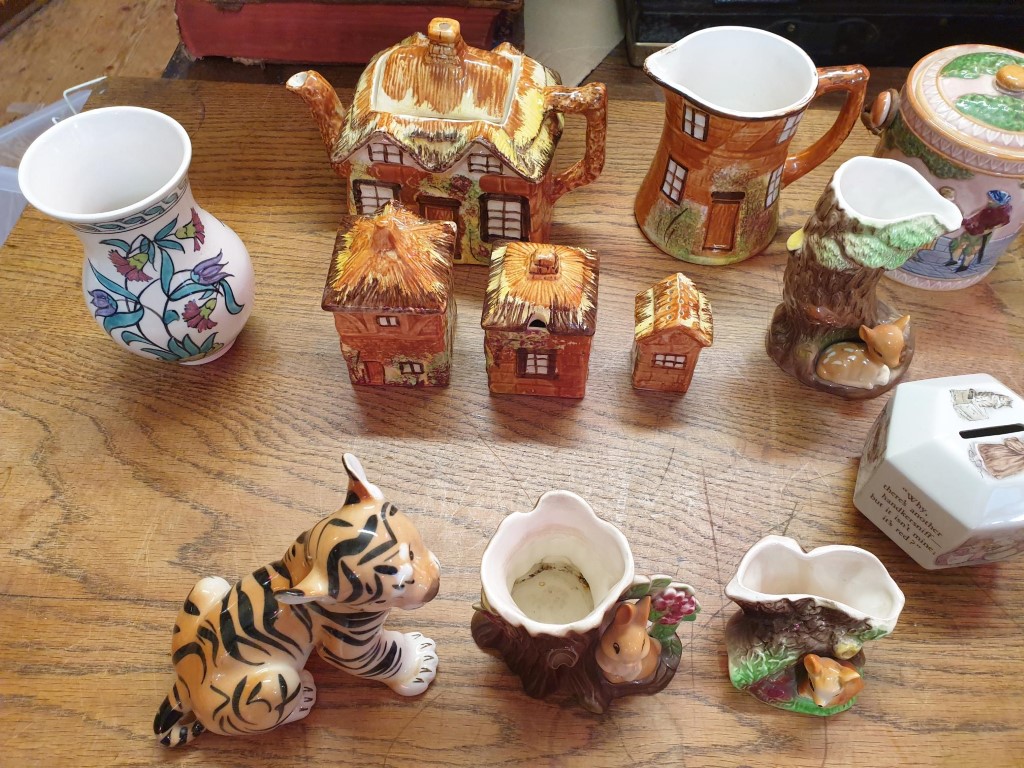 A mixed lot of ceramics. - Image 2 of 5