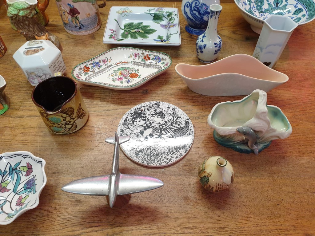 A mixed lot of ceramics. - Image 4 of 5