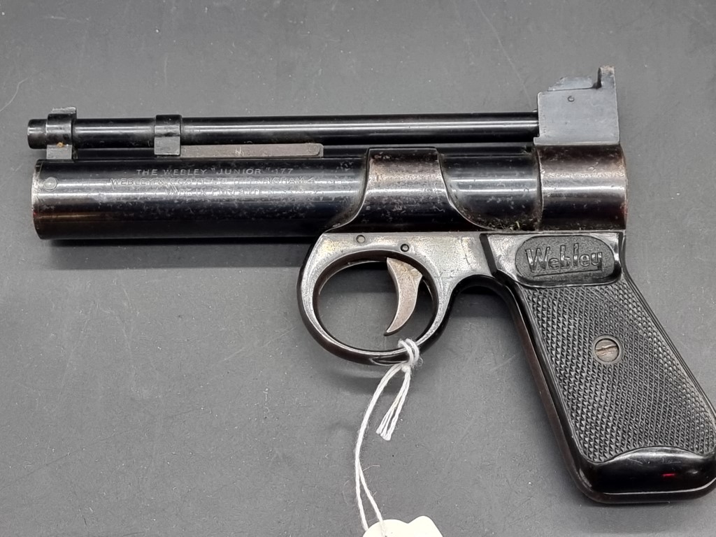 A vintage Webley Junior .177 cal air pistol, Batch No.824.