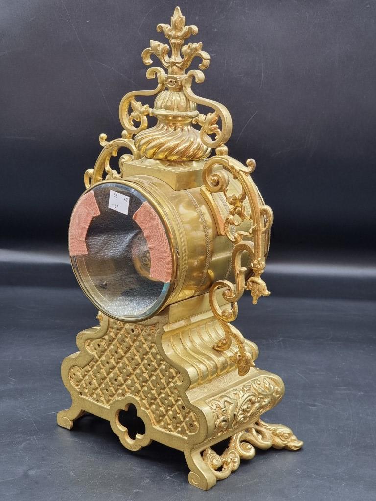 A brass mantel clock, with enamel chapter ring, 41.5cm high, with pendulum and winding key. - Image 5 of 6