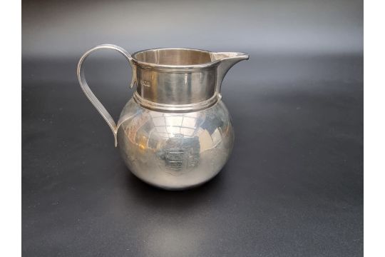 A silver milk jug by Vander & Hedges, London 1918, engraved crest, 11cm high, 347g. - Image 3 of 5