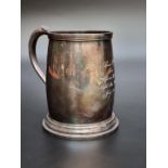 A silver pint tankard, by Atkin Brothers, Sheffield 1944, with RAF presentation inscription, 12.