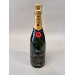 A 75cl bottle of Moet & Chandon 1992 vintage champagne.