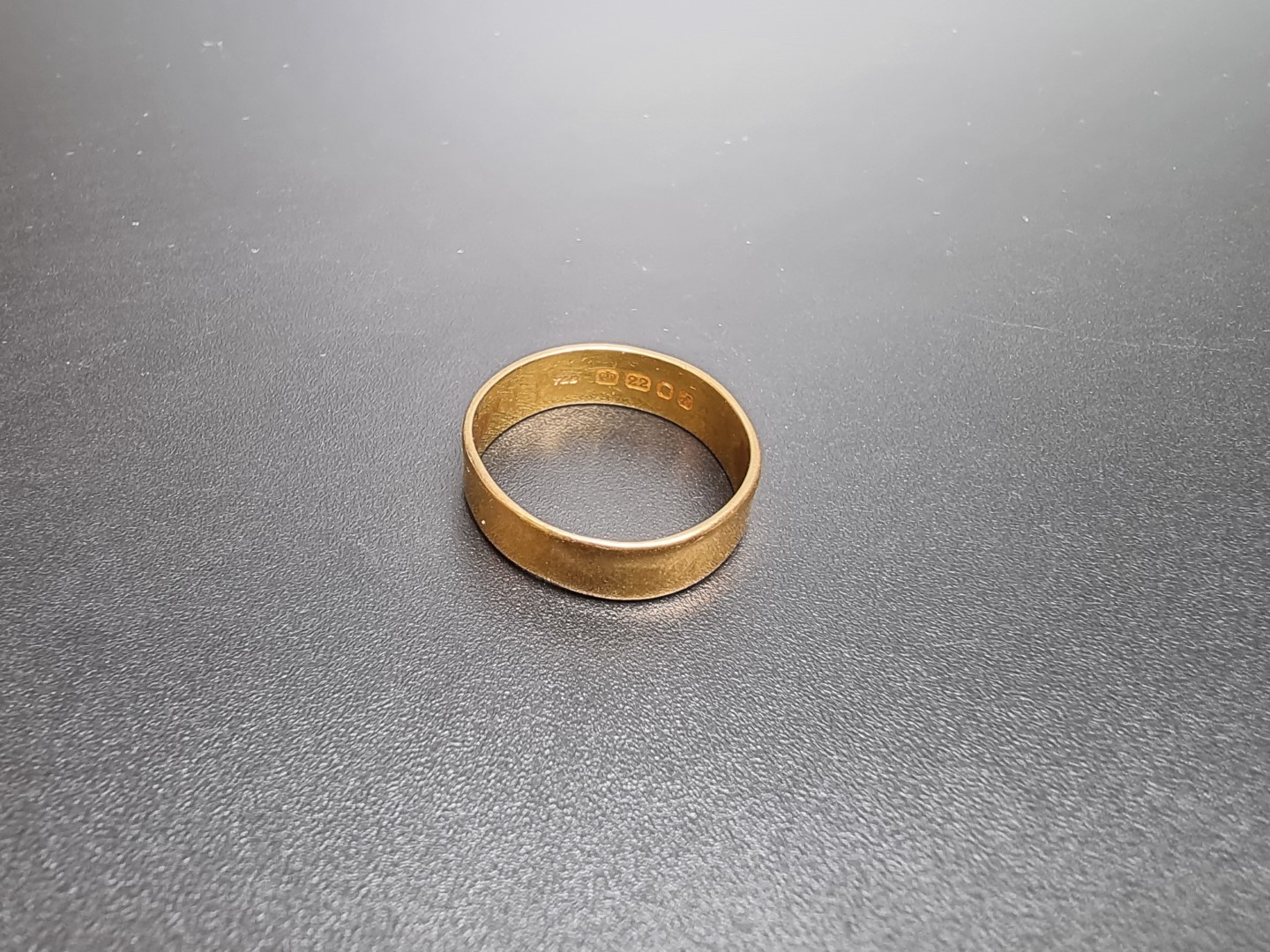 A 22ct gold wedding band, London 1961, size T, 5.2g.