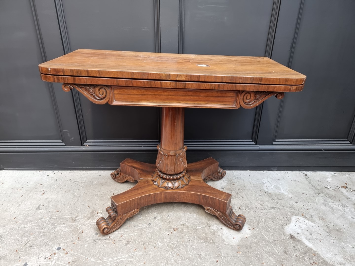 A Victorian rosewood pedestal card table, 91cm wide.