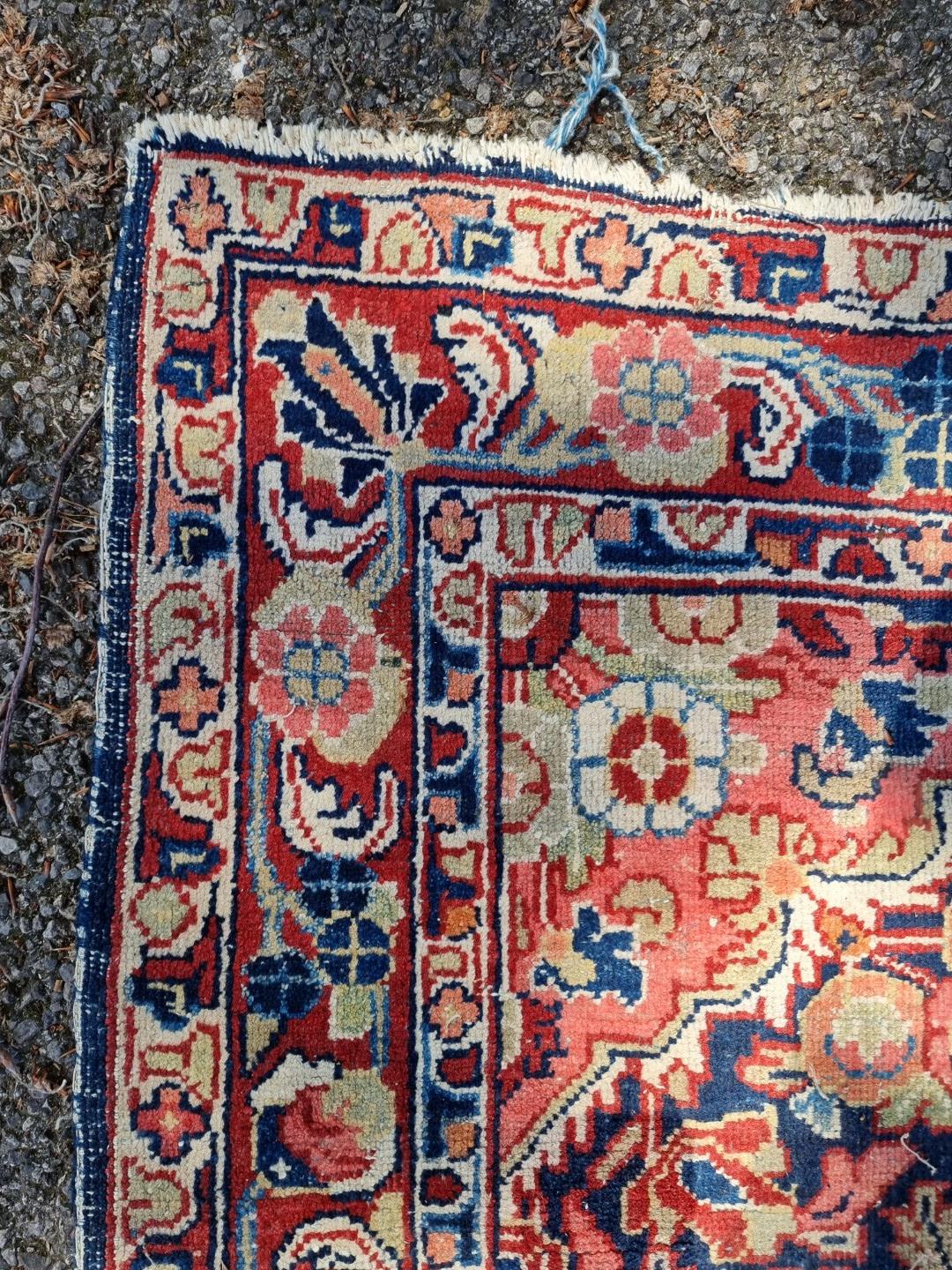 A Persian rug, having central floral medallion, with floral decoration to each corner, 199 x 131cm. - Image 6 of 6