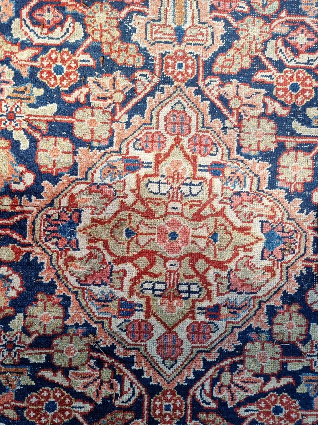 A Persian rug, having central floral medallion, with floral decoration to each corner, 199 x 131cm. - Image 4 of 6