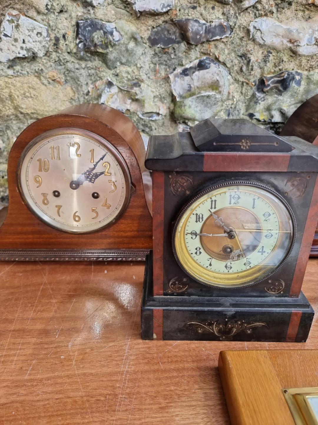 A quantity of clocks, to include a slate mantel clock. - Image 3 of 5