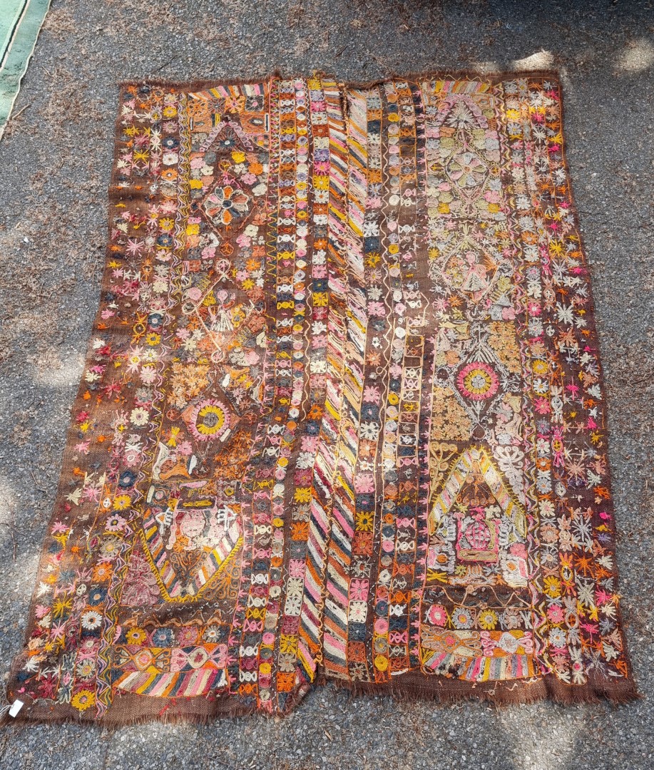 A floral flatweave rug, 226 x 168cm.