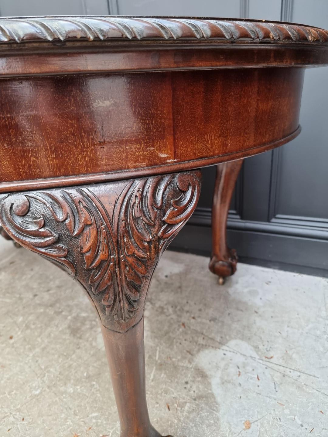 A late 19th/early 20th century carved mahogany extending dining table, 152cm extended, with - Image 4 of 5