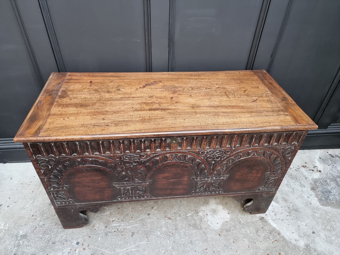 An early 18th century carved elm boarded coffer, 118.5cm wide. - Image 3 of 9