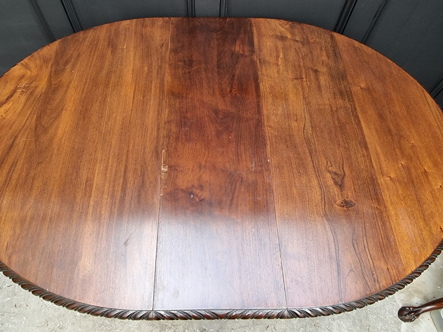 A late 19th/early 20th century carved mahogany extending dining table, 152cm extended, with - Image 2 of 5