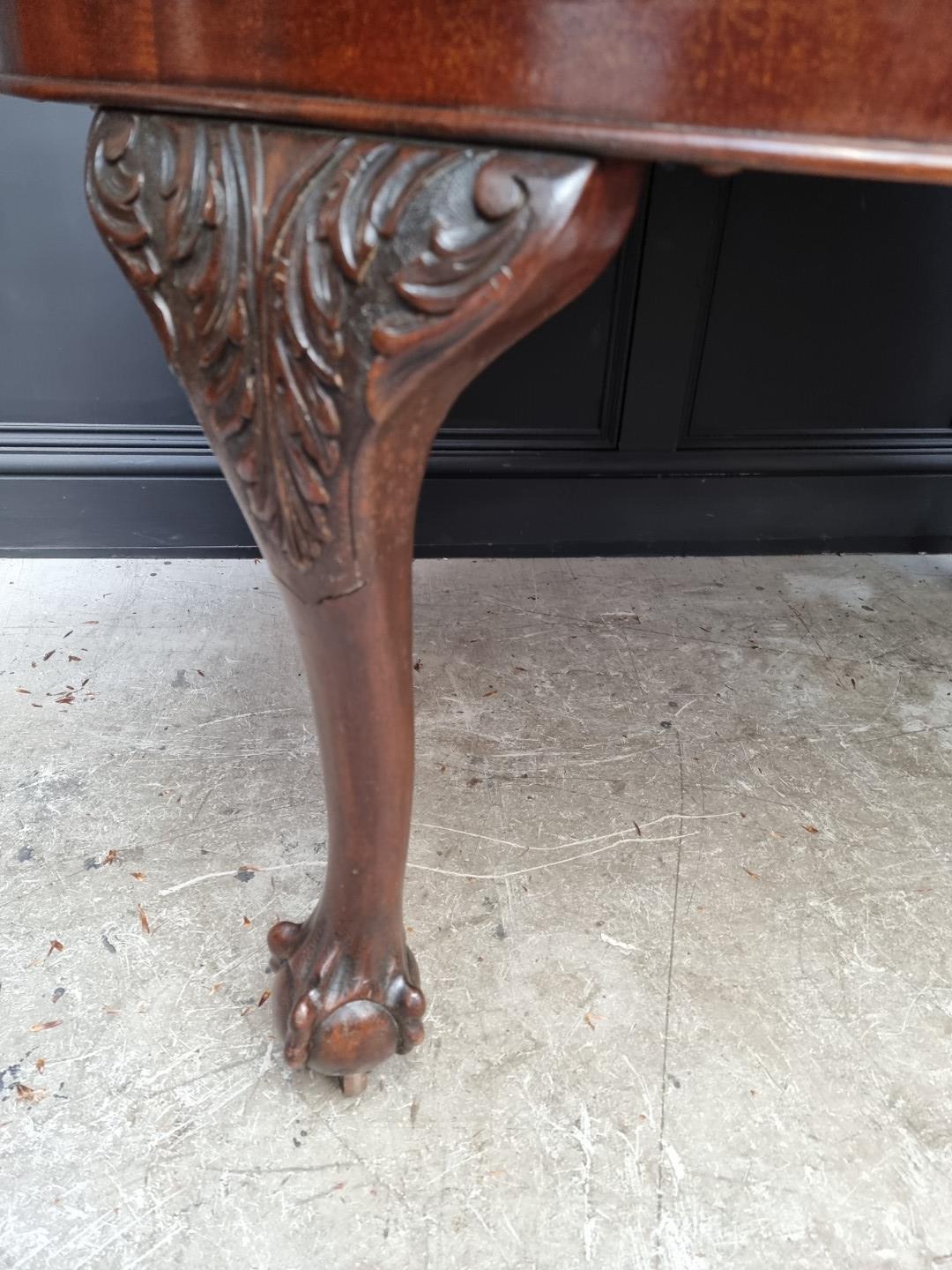 A late 19th/early 20th century carved mahogany extending dining table, 152cm extended, with - Image 3 of 5