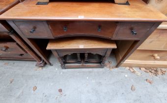 A late Victorian mahogany washstand, with concave frieze drawer, 100.5cm wide.