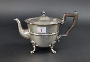 A Victorian silver teapot, by Lee & Wigfull, Birmingham 1892, gross weight 645g.